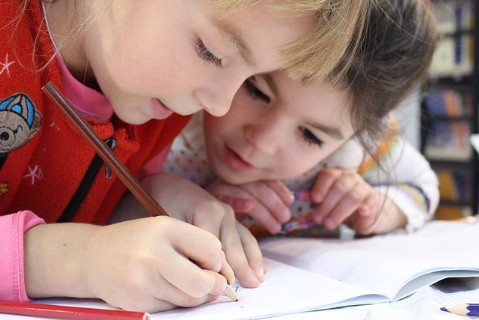 Kinder lernen spielend schreiben